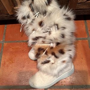 White Oscar sport boots with light and dark brown speckles.